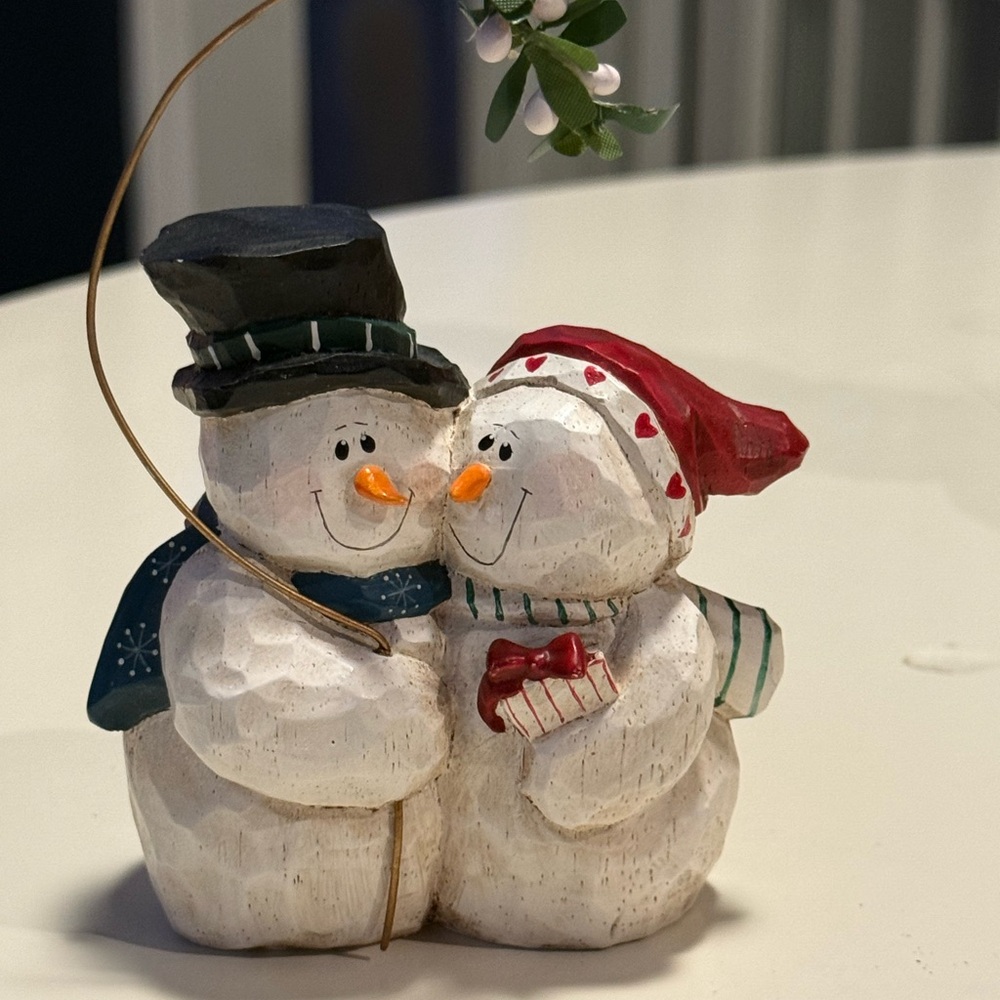 Eddie Walker Snowman Couple Under The Mistletoe Figurine -Midwest Cannon Falls